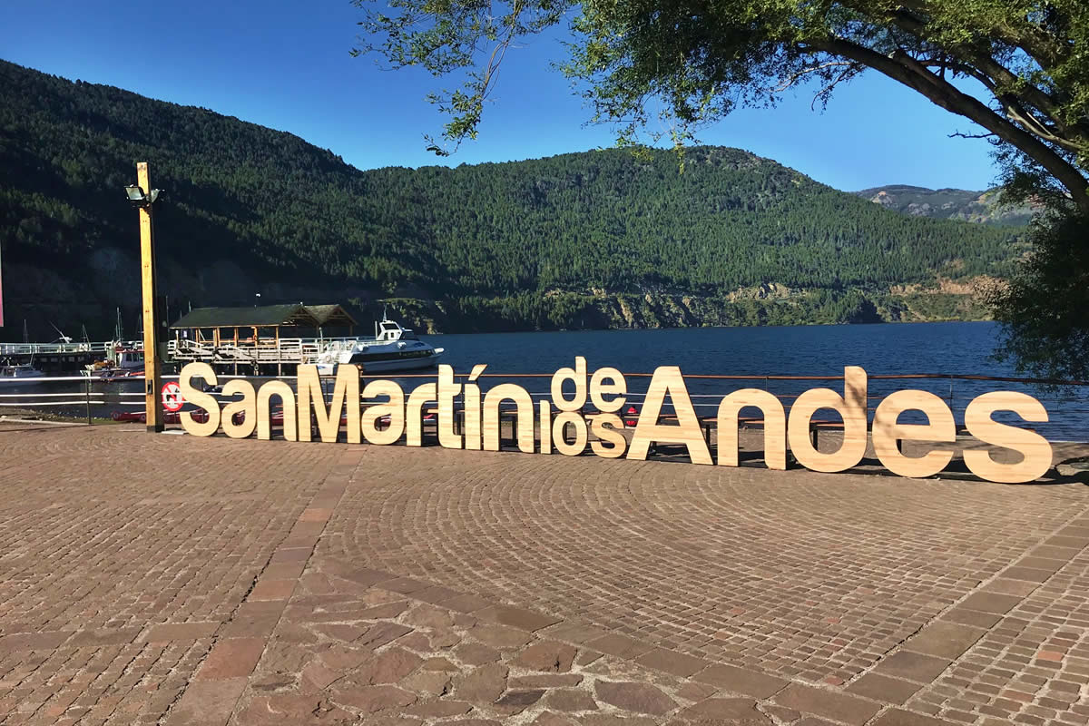 Foto de la costanera del lago Lacar en San Martín de los Andes